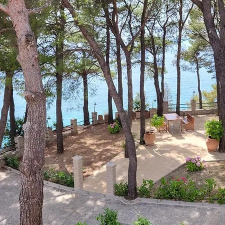 Lavica Bellevue & Apartman *